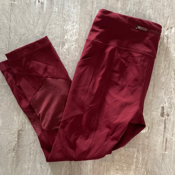 Women’s size 6 capri lululemon burgundy with side pockets - Picture 1 of 6